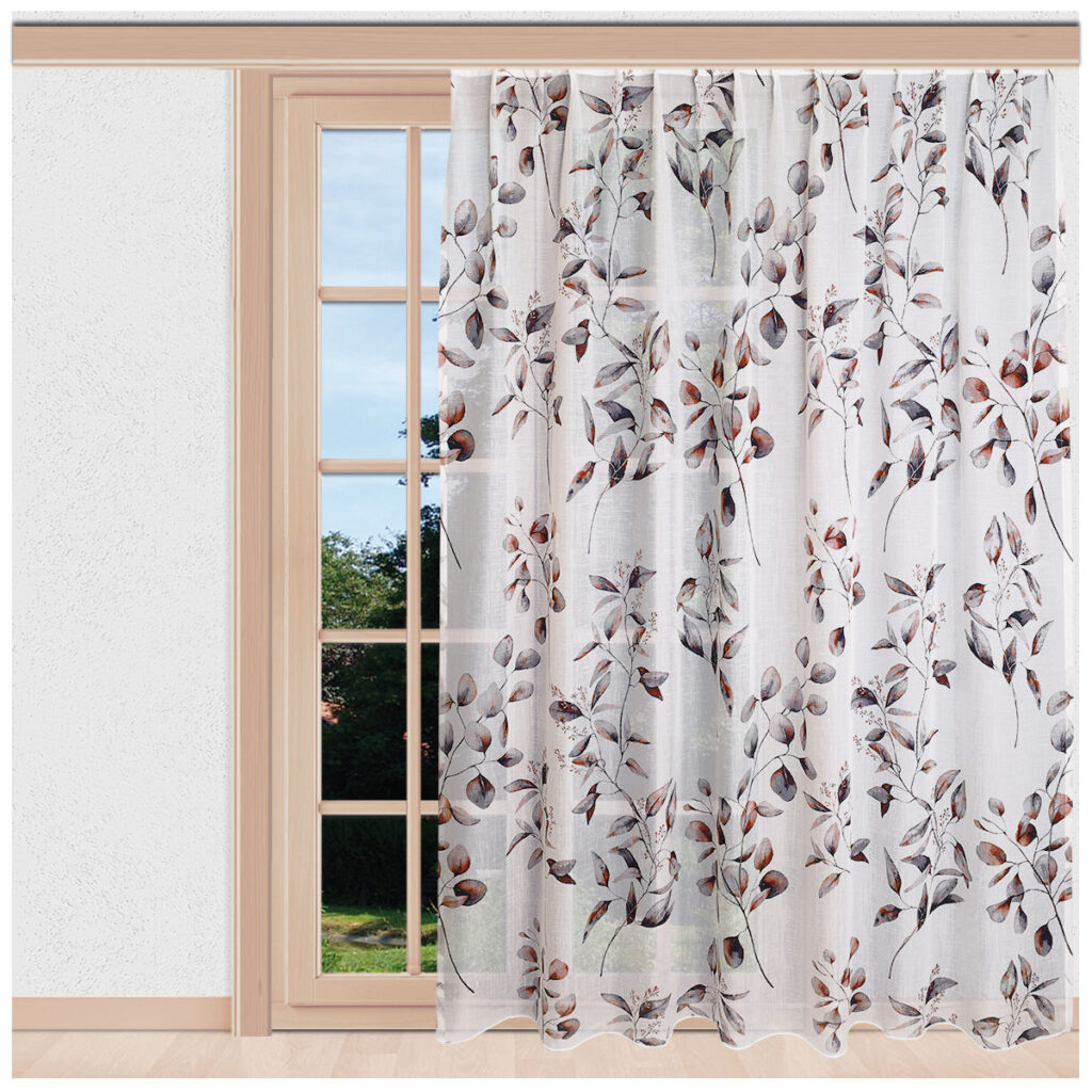 Ein transparenter Vorhang mit Blumenmuster hängt teilweise über einem Fenster mit Holzrahmen. Die Dekoschals und Vorhänge zeigen ein kompliziertes Muster aus Blättern und Blumen in gedämpften Erdtönen und ermöglichen durch den unverhüllten Teil des Fensters den Blick auf eine grüne, sonnige Außenszene.