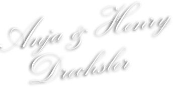 Elegante Kalligrafie mit den Namen „Anja & Henry Drechsler“ in stilisierter schwarzer Schriftart, perfekt, um Ihren Wohnideen einen Hauch von Raffinesse zu verleihen.