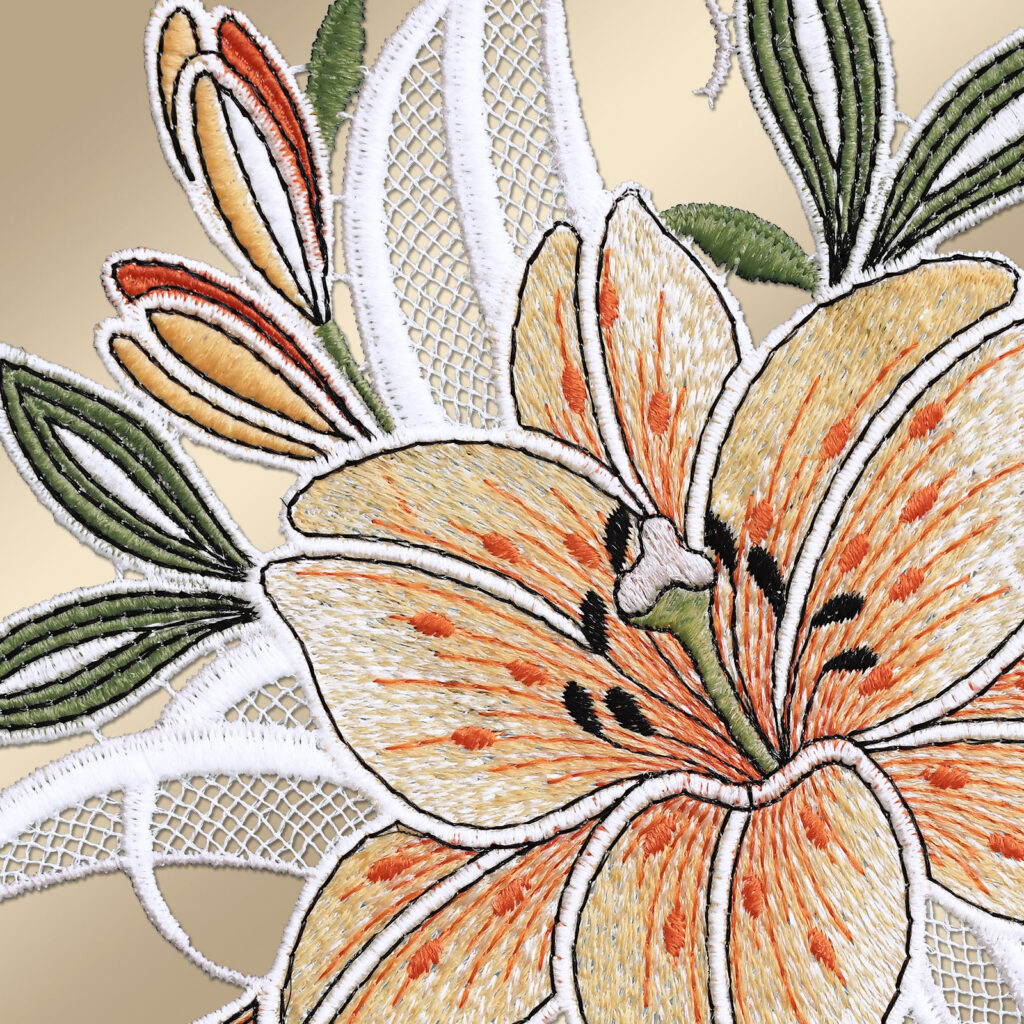 Aufwendige Stickerei einer orangefarbenen Lilie mit grünen Blättern und weißen Gitterdetails auf goldenem Hintergrund. Das Design zeigt feine Fäden, detaillierte Schattierungen und lebendige Farbkontraste, die die floralen Muster und Texturen der exquisiten Lilie hervorheben.