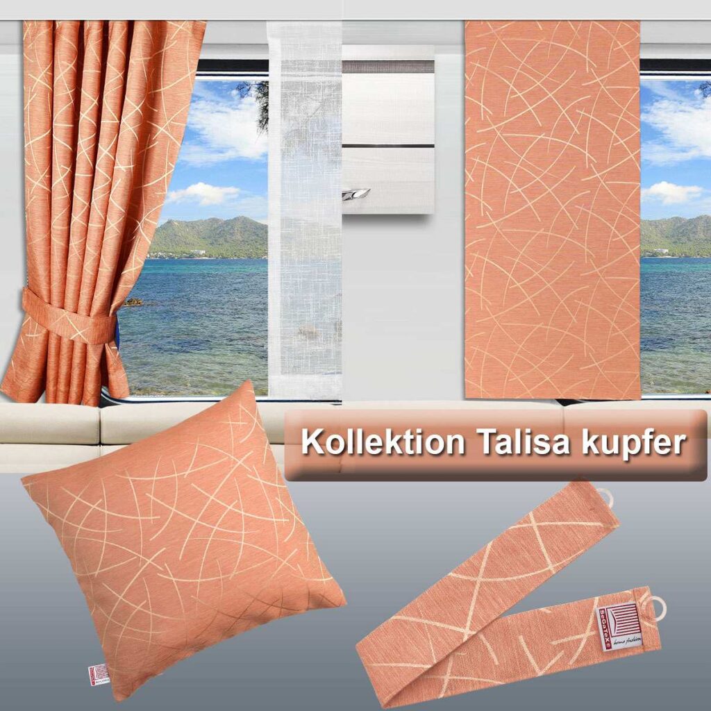 Eine Collage mit kupferfarbenen Wohnaccessoires mit einem dezenten Kreuzmuster. Enthält Vorhänge, einen transparenten Vorhang, ein Kissen und einen Vorhanghalter. Auf dem Etikett steht „Kollektion Talisa Kupfer“. Der Blick durch das Fenster bietet einen malerischen Blick auf die Berge am Seeufer.