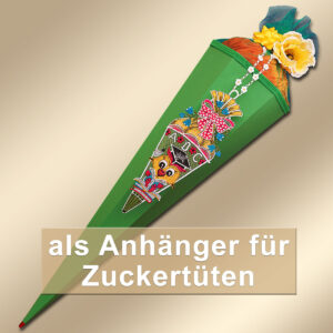 Eine grüne, kegelförmige Zuckertüte, verziert mit bunten Bändern, einem Eulenmotiv und einer Perlenschnur, gekrönt mit gelben Blumen. Am unteren Bildrand steht der Text „als Anhänger für Zuckertüten“.