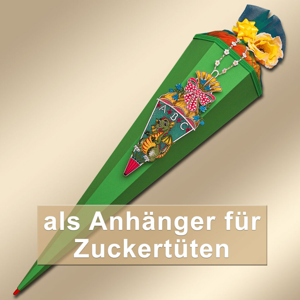 Zuckertüte mit einem gestickten Anhänger aus Plauener Spitze mit kleinem Drachen