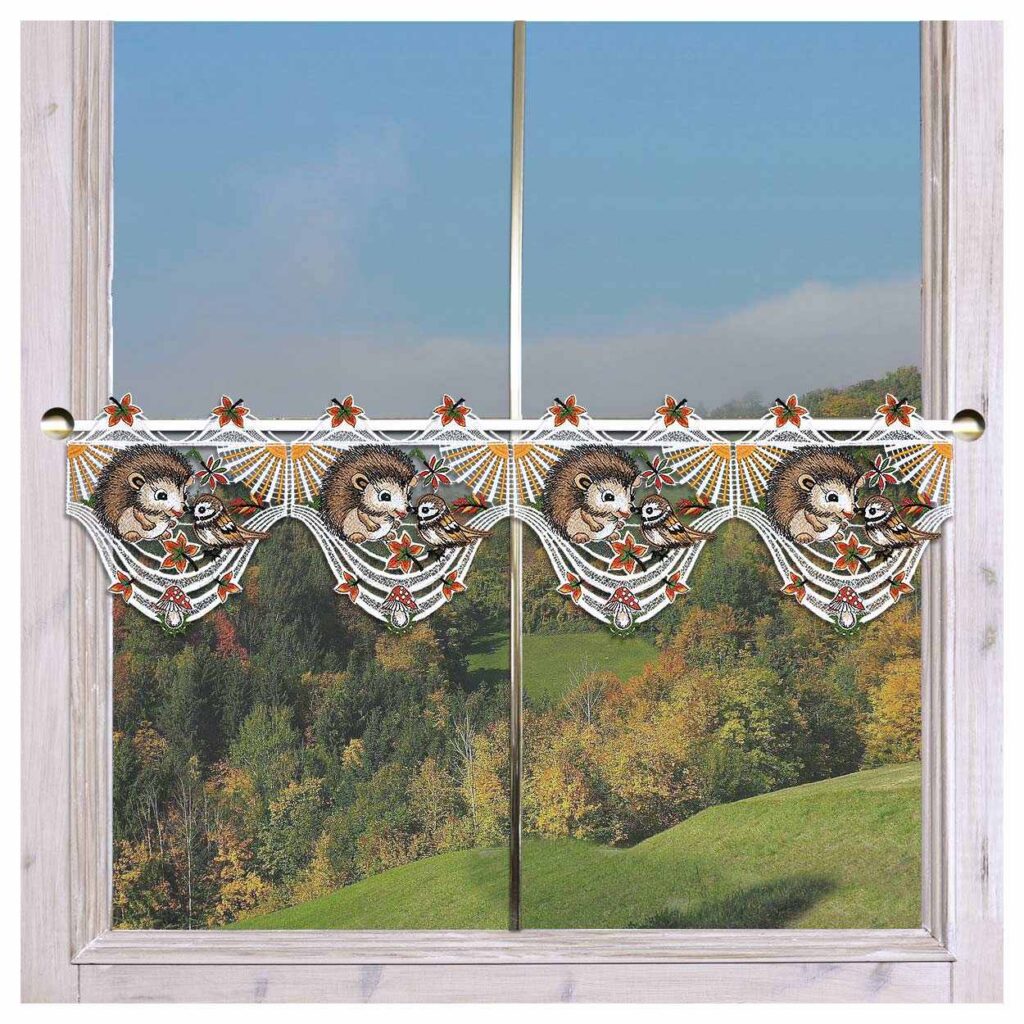 Ein Fenster mit Blick auf die Landschaft ist mit einem Vorhang geschmückt, der mit Eulen- und Herbstlaubstickereien verziert ist. Die Landschaft draußen zeigt eine Mischung aus grünen Feldern und Bäumen mit Laub in verschiedenen Herbstfarben unter einem teilweise bewölkten Himmel.